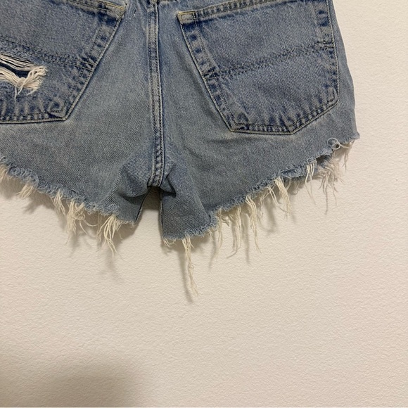 Tommy Hilfiger Vintage Distressed Cut Off Denim Shorts Light Wash Size 31 Waist - Picture 8 of 10
